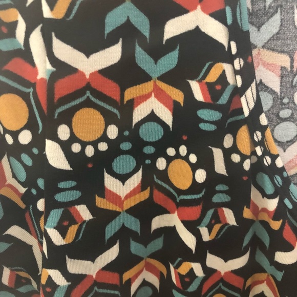 Small LuLaRoe Classic tee Preowned - Picture 2 of 2